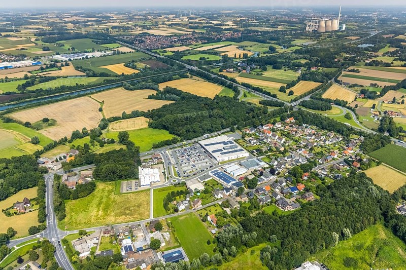 Aerial view, shopping centre An der Bummannsburg with Kaufland and Deichmann in Rünthe and RWE Power AG power plant Gersteinwerk in Werne in the background, Bergkamen, Ruhr area, North Rhine-Westphalia, Germany, DE, shopping markets, shopping place, shopping centre, Europe, power plant, aerial view, aerial photography, aerial photography, local supply centre, overview, bird's-eye view, overview