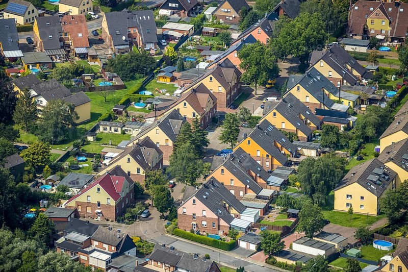 Aerial view, miners' housing estate Glück-Auf-Straße with colourful house facades in Rünthe, Bergkamen, Ruhr area, North Rhine-Westphalia, Germany, workers' housing estate, mining estate, DE, Europe, property tax, real estate, aerial view, aerial photography, aerial photography, overview, bird's-eye view, housing estate, housing and living, residential area, residential buildings, housing quality, residential quarter, housing estate, birds-eyes view, overview