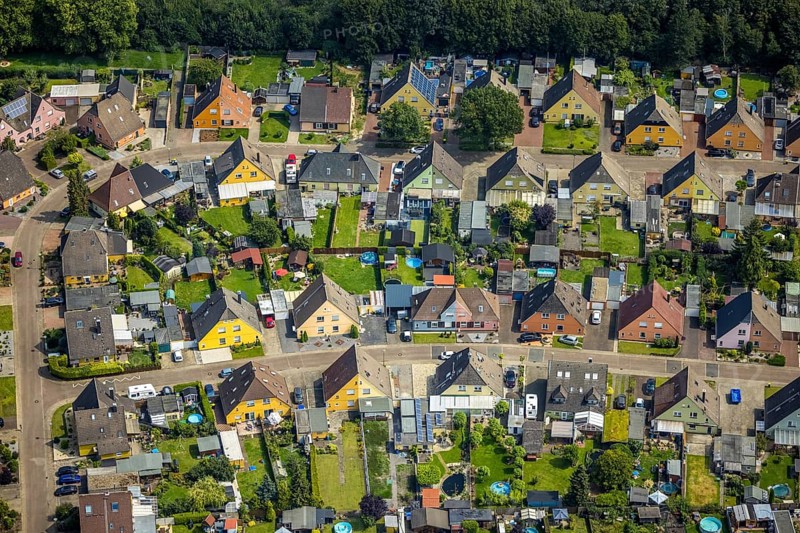 Aerial view, miners' housing estate Querstraße Beverstraße with colourful house facades in Rünthe, Bergkamen, Ruhr area, North Rhine-Westphalia, Germany, workers' housing estate, mining estate, DE, Europe, property tax, real estate, aerial view, aerial photography, aerial photography, overview, bird's eye view, housing estate, housing and living, residential area, residential buildings, quality of living, residential quarter, housing estate, birds-eyes view, overview