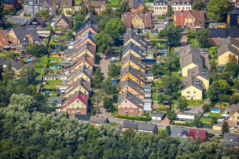 Aerial view, miners' housing estate Glück-Auf-Straße with colourful house facades in Rünthe, Bergkamen, Ruhr area, North Rhine-Westphalia, Germany, workers' housing estate, mining estate, DE, Europe, property tax, real estate, aerial view, aerial photography, aerial photography, overview, bird's-eye view, housing estate, housing and living, residential area, residential buildings, housing quality, residential quarter, housing estate, birds-eyes view, overview