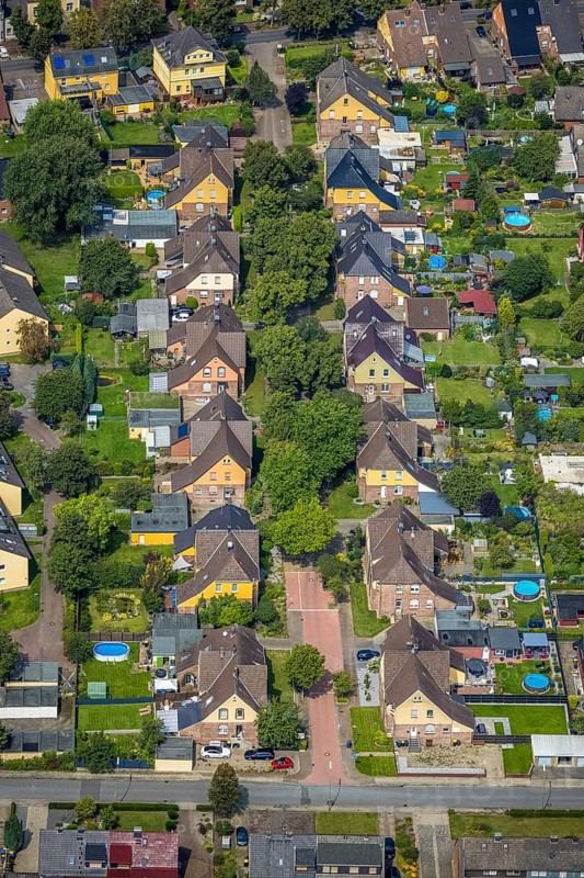 Aerial view, miners' housing estate Knappenstraße with colourful house facades in Rünthe, Bergkamen, Ruhr area, North Rhine-Westphalia, Germany, workers' housing estate, mining estate, DE, Europe, property tax, real estate, aerial view, aerial photography, aerial photography, overview, bird's-eye view, housing estate, housing and living, residential area, residential buildings, housing quality, residential quarter, housing estate, birds-eyes view, overview