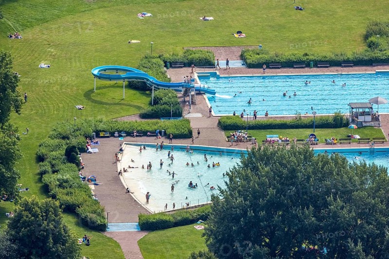 Aerial view, outdoor pool and wave pool Weddinghofen in the leisure centre Im Häupen in Weddinghofen in Bergkamen, Ruhr area, North Rhine-Westphalia, Germany, bathing establishment, bathing resort, bathing fun, Bergkamen, DE, Europe, outdoor pool, leisure facility, leisure pool, leisure activities, aerial view, aerial photography, aerial photography, swimming pool, swimming pool, overview, bird's eye view, water slide, birds-eyes view, overview