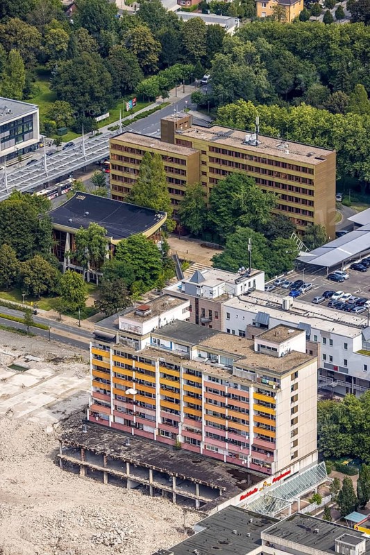 Aerial view, town hall and town hall square as well as construction site with demolition of the former Turmarkaden in Weddinghofen, Bergkamen, Ruhr area, North Rhine-Westphalia, Germany, construction work, construction area, building site, building plots, construction project, construction site, authority, DE, Europe, aerial view, aerial photography, aerial photography, town hall, city administration, overview, bird's eye view, bird's eye view, overview