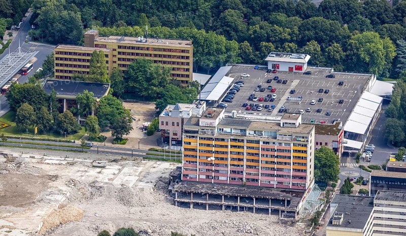 Aerial view, town hall and town hall square as well as construction site with demolition of the former Turmarkaden in Weddinghofen, Bergkamen, Ruhr area, North Rhine-Westphalia, Germany, construction work, construction area, building site, building plots, construction project, construction site, authority, DE, Europe, aerial view, aerial photography, aerial photography, town hall, city administration, overview, bird's eye view, bird's eye view, overview