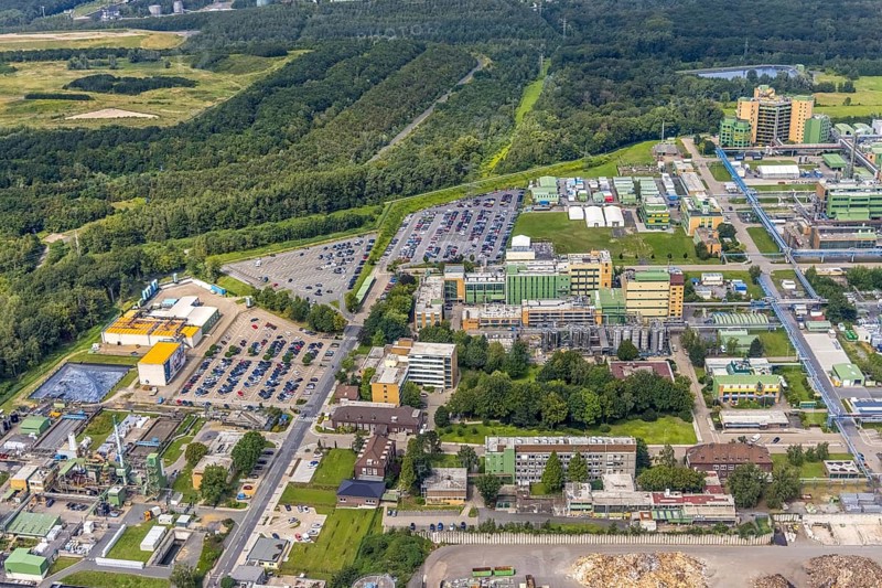 Aerial view, Bayer AG chemical plant site in Bergkamen, Ruhr area, North Rhine-Westphalia, Germany, Bergkamen, DE, Europe, commercial enterprises, commercial area, commercial site, commercial use, industrial area, industrial building, industrial site, aerial photograph, aerial photography, aerial photography, car parks, overview, bird's-eye view, overview