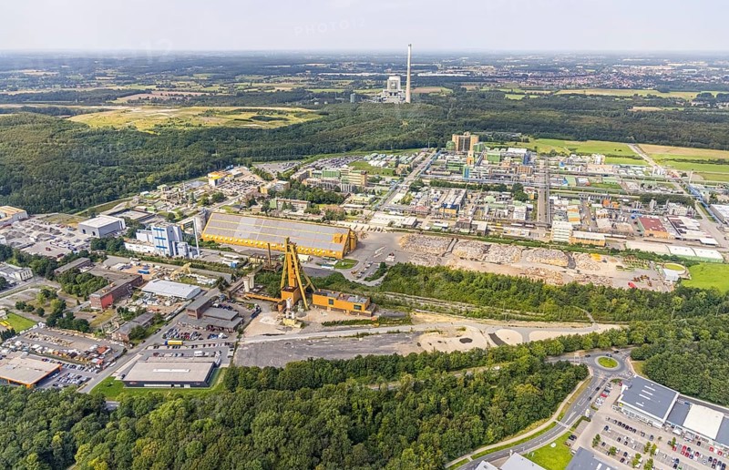 Aerial view, Bayer AG chemical plant and Neu-Monopol industrial estate with Umweltkontor Bergkamen and winding tower Grimberg Schacht in Bergkamen, Ruhr area, North Rhine-Westphalia, Germany, Bergkamen, DE, Europe, winding tower Grimberg Schacht, commercial enterprises, commercial area, industrial estate, industrial park, commercial site, commercial use, timber office, industrial estate, industrial building, industrial site, aerial view, aerial photography, aerial photography, recycling centre, overview, bird's-eye view, bird's-eye view, overview