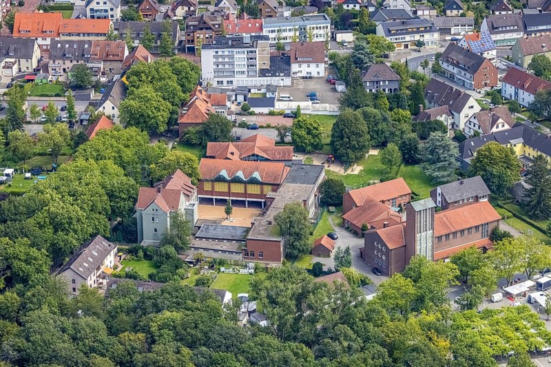 Aerial view, St. Elisabeth Catholic Church and Pestalozzi School and Catholic Kindergarten in Bergkamen, Ruhr area, North Rhine-Westphalia, Germany, place of worship, Bergkamen, education, educational institution, DE, Europe, religious community, place of worship, holy place, kindergarten, day care centre, day care centre, church, parish, day care centre, denomination, educational institute, aerial view, aerial photography, aerial photography, religion, religious site, school, overview, bird's-eye view, overview