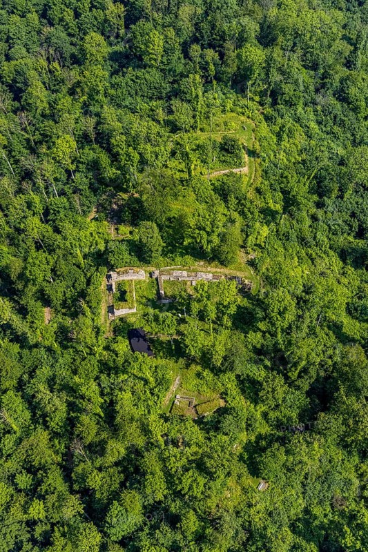 Aerial view, Rüdenburg castle ruins in the forest area, Arnsberg, Sauerland, North Rhine-Westphalia, Germany, Alte Grafenburg, castle, castle complex, castle ruins, DE, Europe, Hochsauerlandkreis, Höhenburg, aerial photograph, aerial photography, aerial photography, sight, overview, bird's-eye view, forest, forest area, birds-eyes view, overview