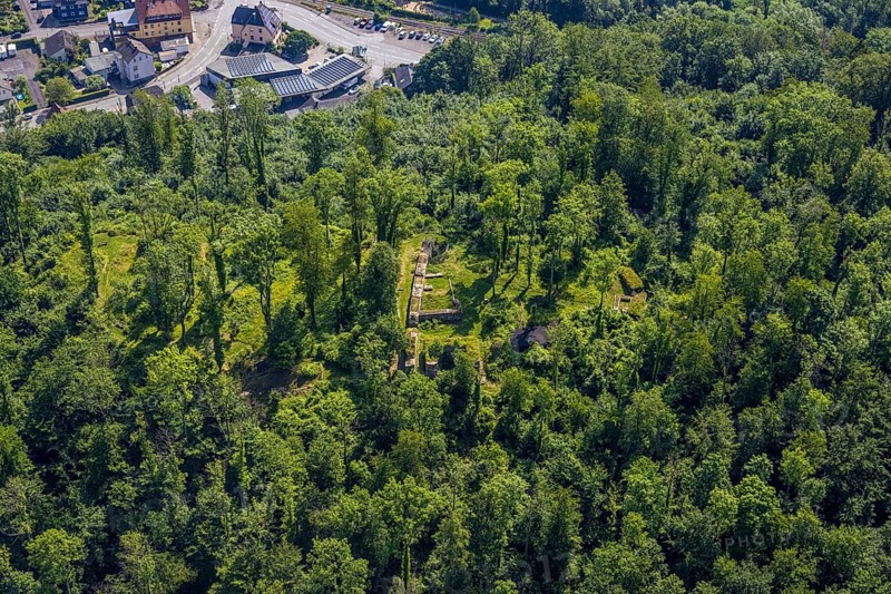 Aerial view, Rüdenburg castle ruins in the forest area, Arnsberg, Sauerland, North Rhine-Westphalia, Germany, Alte Grafenburg, castle, castle complex, castle ruins, DE, Europe, Hochsauerlandkreis, Höhenburg, aerial photograph, aerial photography, aerial photography, sight, overview, bird's-eye view, forest, forest area, birds-eyes view, overview