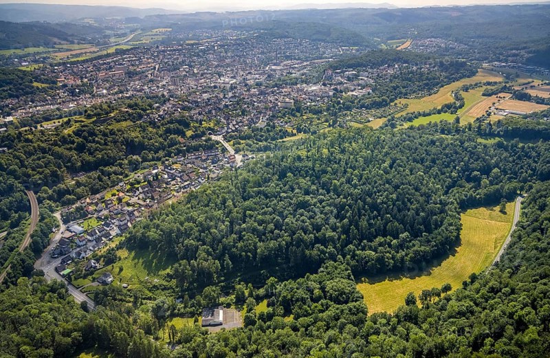 Aerial view, housing estate Unterm Römberge, Römberg forest area, Arnsberg, Sauerland, North Rhine-Westphalia, Germany, DE, Europe, property tax, Hochsauerlandkreis, real estate, aerial view, aerial photography, aerial photography, Römberg, overview, bird's-eye view, forest, forest area, residential area, living and living, residential area, residential buildings, quality of life, housing estate, birds-eyes view, overview