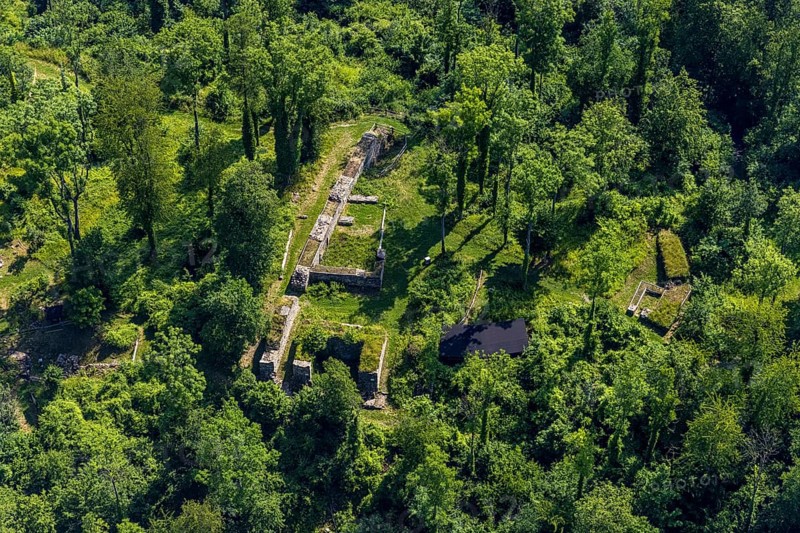 Aerial view, Rüdenburg castle ruins in the forest area, Arnsberg, Sauerland, North Rhine-Westphalia, Germany, Alte Grafenburg, castle, castle complex, castle ruins, DE, Europe, Hochsauerlandkreis, Höhenburg, aerial photograph, aerial photography, aerial photography, sight, overview, bird's-eye view, forest, forest area, birds-eyes view, overview