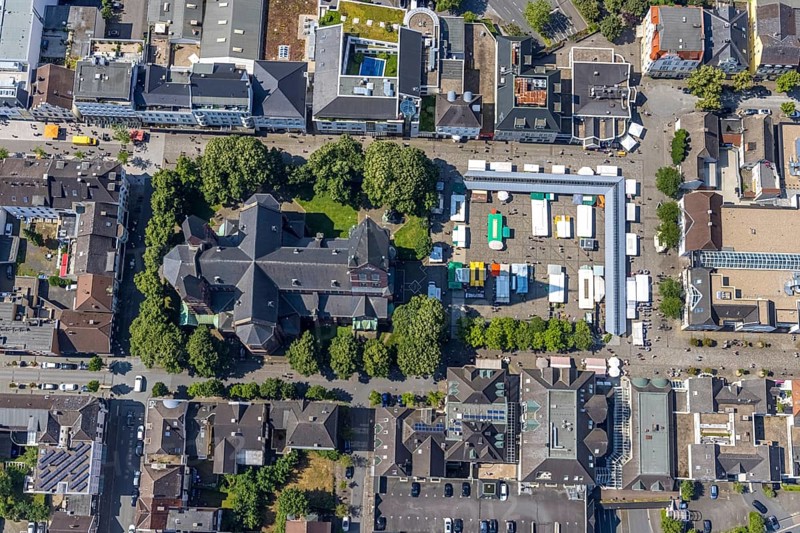Aerial view, Cathedral of Neheim St. Johannes-Baptist, weekly market market at the Neheim market, Neheim, Arnsberg, Sauerland, North Rhine-Westphalia, Germany, place of worship, DE, cathedral, Europe, religious community, place of worship, holy place, Hochsauerlandkreis, church, parish, denomination, aerial view, aerial photography, aerial photography, market, marketplace, market stalls, parish church, religion, religious site, overview, bird's-eye view, weekly market, birds-eyes view, overview