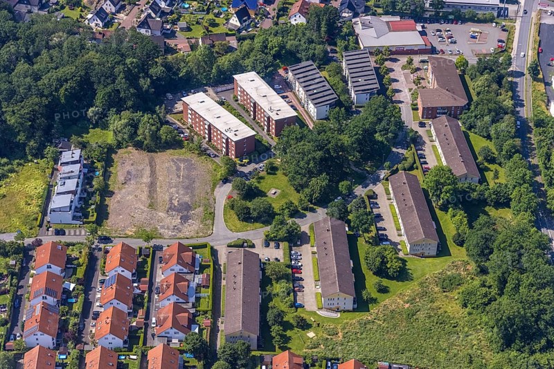 Aerial view, housing estate Ernst-König-Straße, brownfield, Neheim, Arnsberg, Sauerland, North Rhine-Westphalia, Germany, building area, DE, Europe, property tax, high-rise buildings, Hochsauerlandkreis, real estate, aerial photography, aerial photography, aerial view, multi-family houses, apartment buildings, overview, bird's-eye view, housing estate, housing and living, residential area, residential buildings, housing quality, housing estate, birds-eyes view, overview