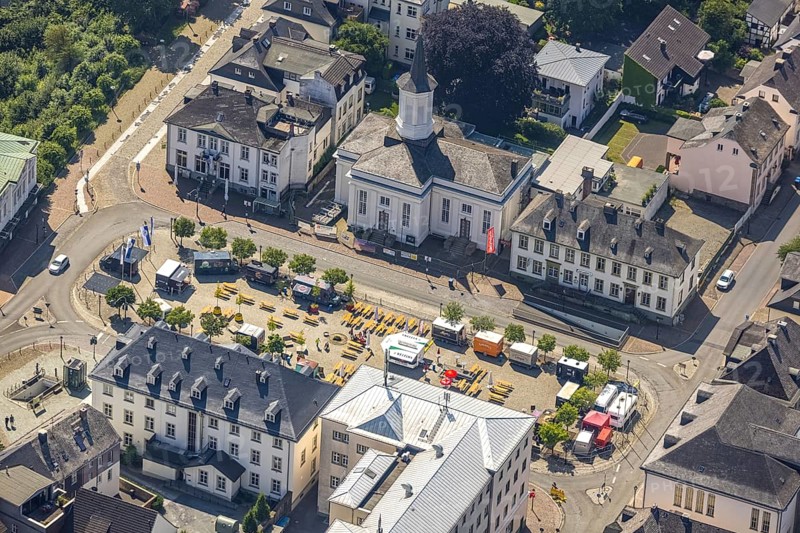 Aerial view, Gastronomy at Neumarkt with beer tables and beer cart, Church of the Resurrection, Arnsberg, Sauerland, North Rhine-Westphalia, Germany, place of worship, Corona crisis, DE, Europe, religious community, place of worship, holy place, Hochsauerlandkreis, church, church community, denomination, aerial view, aerial photography, aerial photography, market place, religion, religious site, vertical view, overview, bird's eye view, birds-eyes view, overview