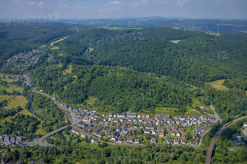 Aerial view, housing estate Unterm Römberge, Römberg forest area, Arnsberg, Sauerland, North Rhine-Westphalia, Germany, DE, Europe, property tax, Hochsauerlandkreis, real estate, aerial view, aerial photography, aerial photography, Römberg, overview, bird's-eye view, forest, forest area, residential area, living and living, residential area, residential buildings, quality of life, housing estate, birds-eyes view, overview