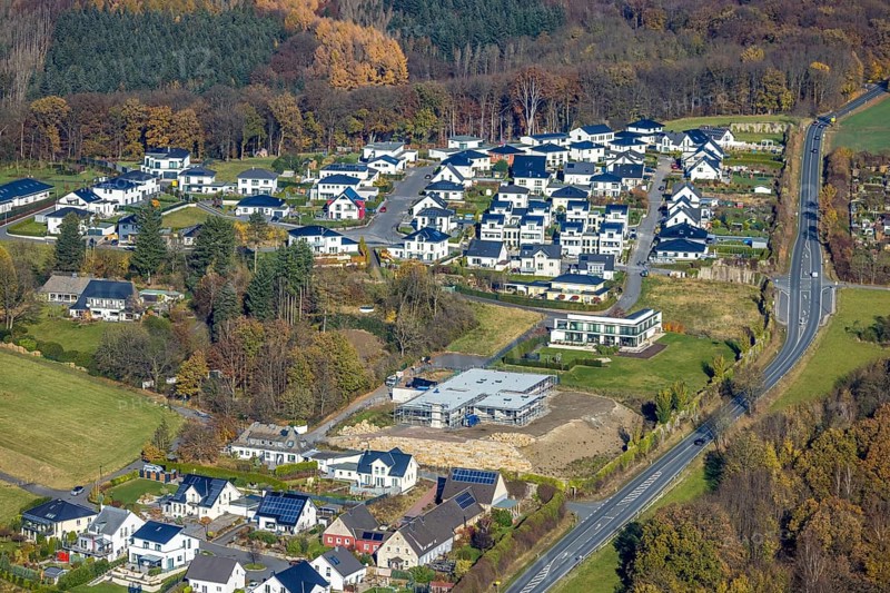 Aerial view, new housing estate Zum Dollberg on the L732 road in the district of Neheim in Arnsberg, Sauerland, North Rhine-Westphalia, Germany, Arnsberg, DE, Europe, property tax, real estate, aerial view, aerial photography, aerial photography, new development area, overview, bird's-eye view, residential estate, living and living, residential area, residential buildings, quality of life, residential neighbourhood, housing estate, bird's-eye view, overview