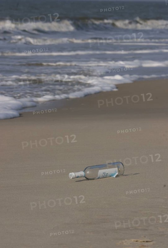 DEU, Germany, Sylt, 05.03.2004, beach shot on Sylt. An empty bottle is lying on the beach.