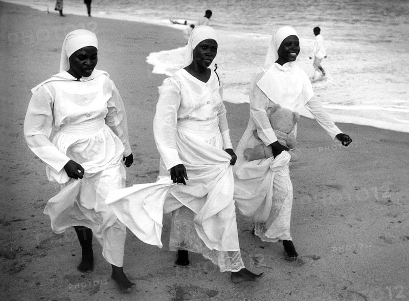 NGA, Lagos, 20.05.97 -- Free churches in Lagos. -- Nigerian Catholic nuns hiking on Victoria Islands beach, Lagos.