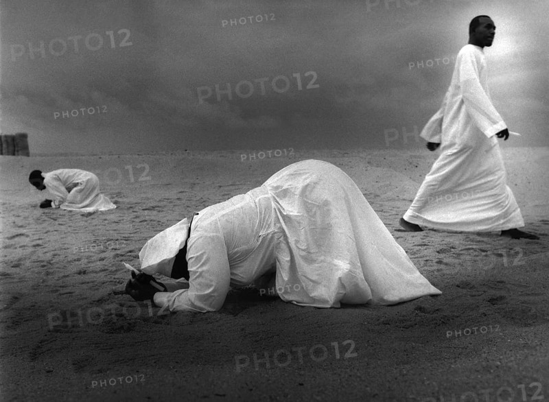 NGA, Lagos, 20.05.97 -- Free churches in Lagos. -- Believers pray in the sand in front of the Sunday service begins.