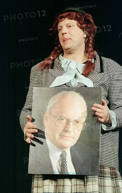 Berlin, DEU, 19.11.1998 -- Arnulf Rating with his program Out of Bonn at the cabaret Die Wülmäuse. Rating plays Sister Hedwig with a portrait of Roman Herzog.