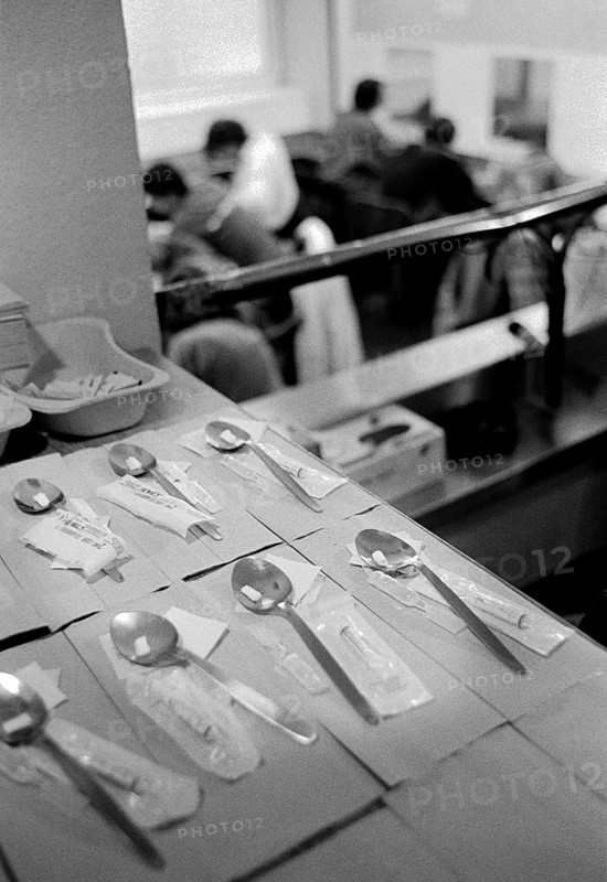 Frankfurt/Main, DEU, 15.03.2000 -- Frankfurt printing room. Drug emergency service rooms in Elbestraße, Frankfurter Bahnhofsviertel. Spoons are ready. (addiction, victim)