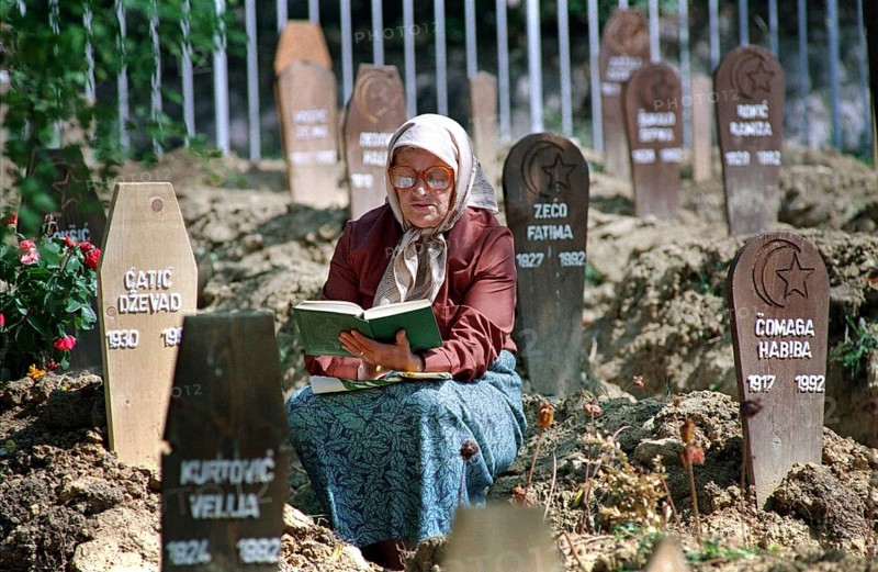 BIH, Bosnia, Sarajevo, 20.09.1992, Muslim woman praying in cemetery
