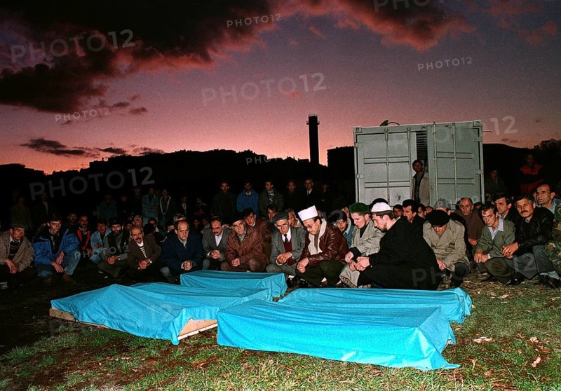 BIH, Sarajevo, September 1994 -- Muslim burial of victims of a grenade attack in Sarajevo. Fearing Serbian snipers, Muslims postponed their funerals just in front of sunset.   Bosnia Hercogovina, Eastern Europe