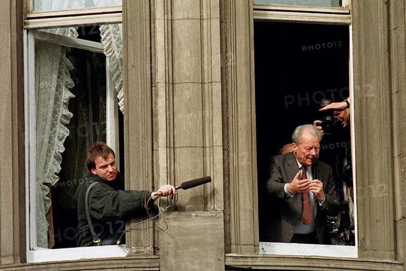 DEU, Erfurt, 01.07.1990 -- A radio reporter tries to get an original sound during Willy Brandt's speech in Erfurt. -- Reporters working during Willy Brandt's speech from the balcony in Erfurt.