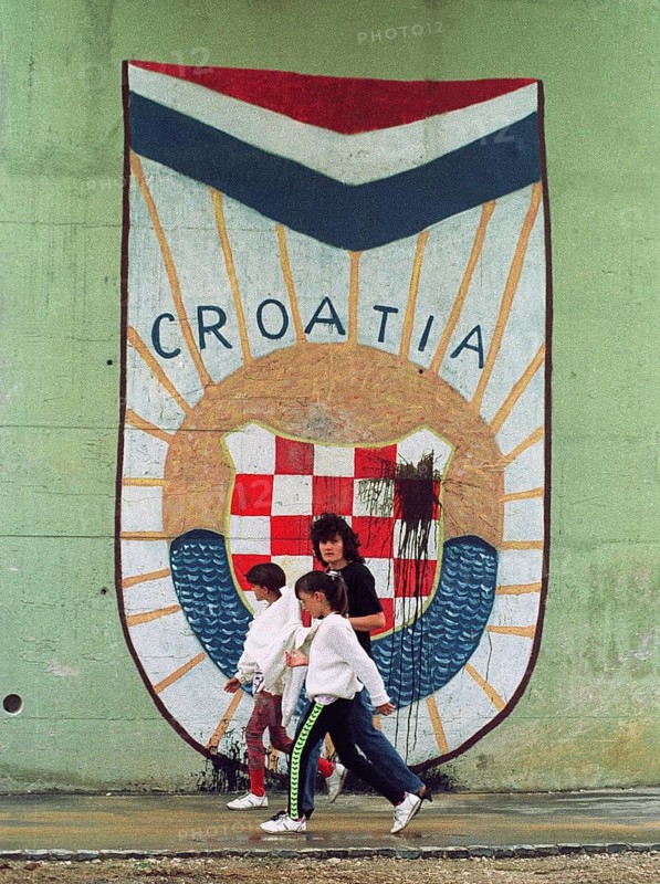 HRV, Split, 01.10.1991 -- Passers-by walk past the Croatian national coat of arms at an underpass in Split. -- Citizens passing the newly painted Croatian National Emblem at a wall in downtown Split.   Eastern Europe, Eastern Europe, Balkans, Croatia