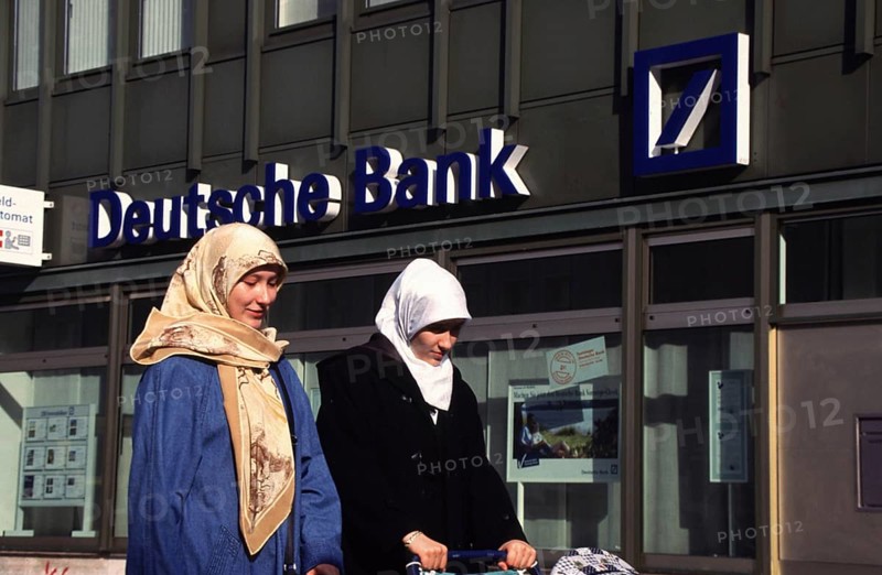 Berlin, DEU, 18.10.1998 -- Street scene in Neukölln - foreign woman with strollers pass through a bank.