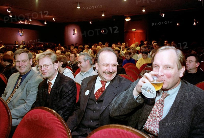 Berlin, DEU, 19.11.1998 -- Arnulf Rating with his program Out of Bonn at the cabaret Die Wülmäuse. (government officials, spectators)