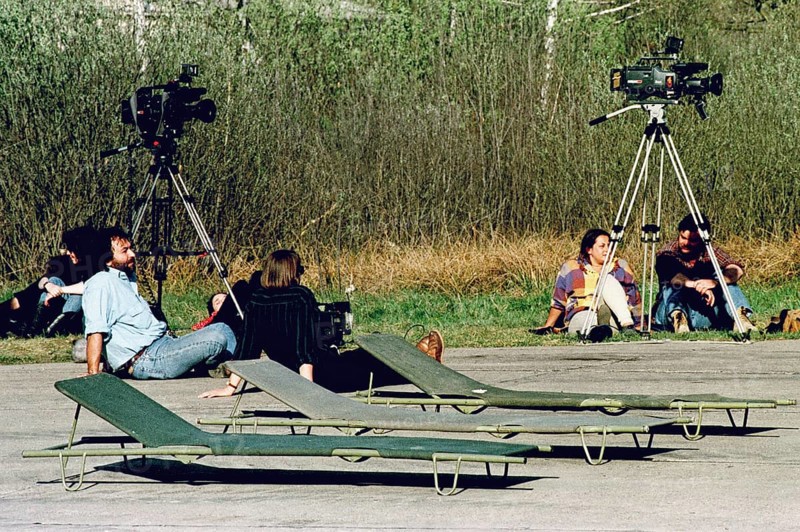 BIH, Bosnia, Tuzla, 01.05.1993 Cameramen wait their assistants together for the arrival of refugees from Srebrenica at Tuzla airfield