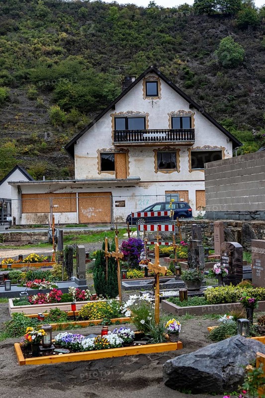 Reconstruction in the Ahr Valley, after the flood of July 2021, buildings that have not yet been renovated or demolished can be found in many places, but most buildings have now been repaired or rebuilt, restored cemetery, house not yet renovated or demolished, near Altenahr, Rhineland-Palatinate