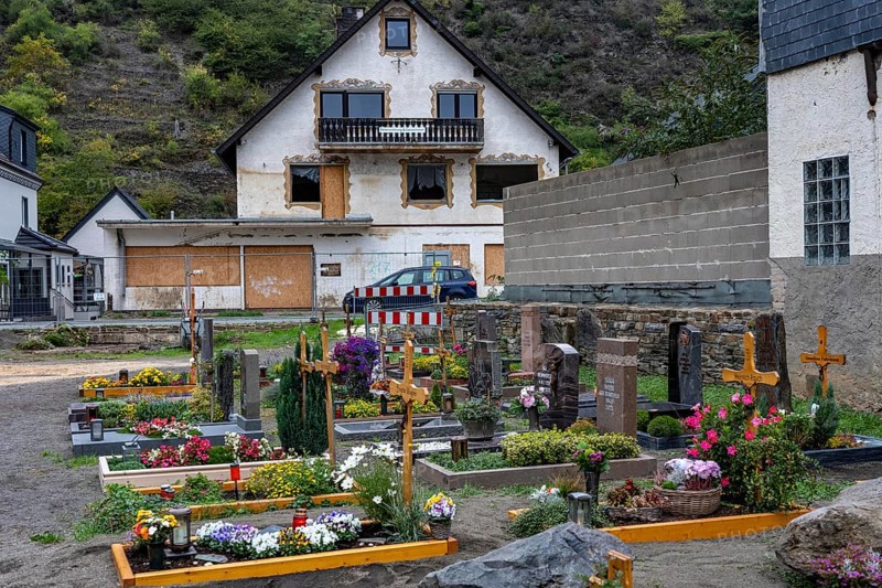 Reconstruction in the Ahr Valley, after the flood of July 2021, buildings that have not yet been renovated or demolished can be found in many places, but most buildings have now been repaired or rebuilt, restored cemetery, house not yet renovated or demolished, near Altenahr, Rhineland-Palatinate