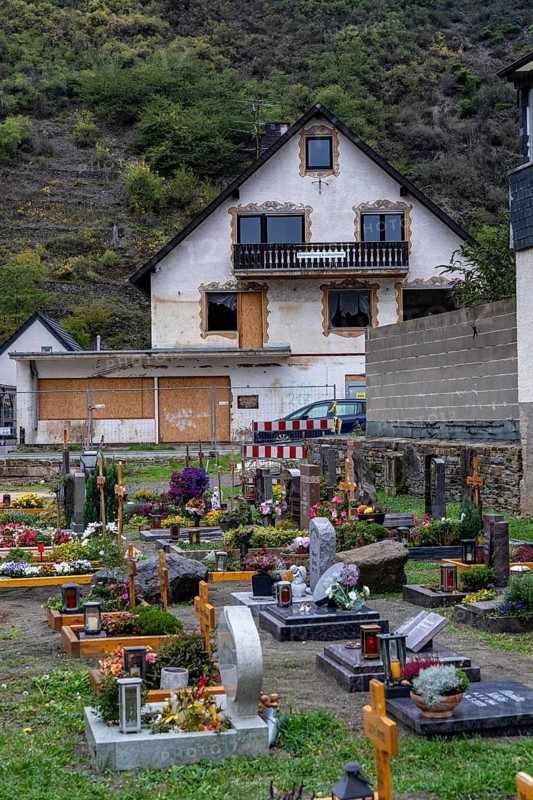 Reconstruction in the Ahr Valley, after the flood of July 2021, buildings that have not yet been renovated or demolished can be found in many places, but most buildings have now been repaired or rebuilt, restored cemetery, house not yet renovated or demolished, near Altenahr, Rhineland-Palatinate
