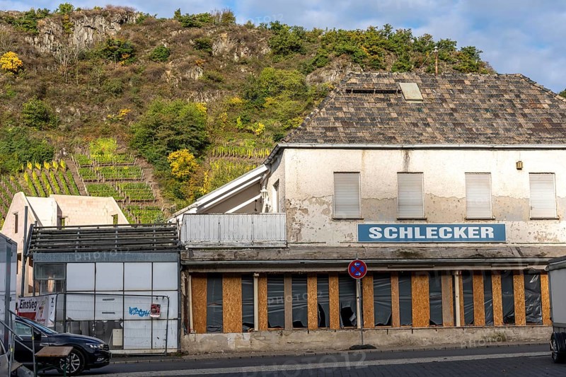 Reconstruction in the Ahr Valley, after the flood of July 2021, buildings that have not yet been renovated or demolished can be found in many towns, but most buildings have now been repaired or rebuilt, near Mayschoß, Rhineland-Palatinate