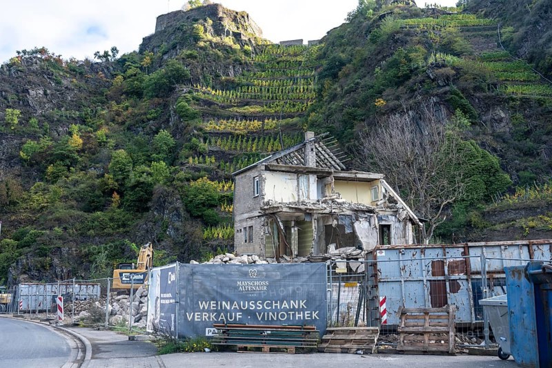 Reconstruction in the Ahr Valley, after the flood of July 2021, buildings that have not yet been renovated or demolished can be found in many towns, but most buildings have now been repaired or rebuilt, near Mayschoß, Rhineland-Palatinate