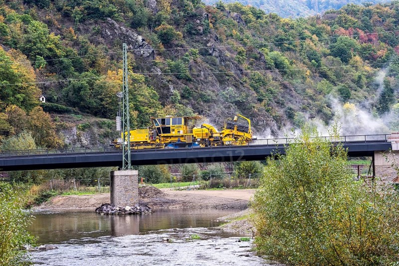 Reconstruction in the Ahr Valley, after the flood of July 2021, restoration of the railway infrastructure of the Ahr line, 29 km of tracks, 15 railway bridges, 7 were renovated, stations and stops renovated or renewed, 885 masts were built for the overhead line of the new electrification and 55 km of overhead lines were redrawn, here work on the railway bridge near Altenahr, Bauzug, Rhineland-Palatinate