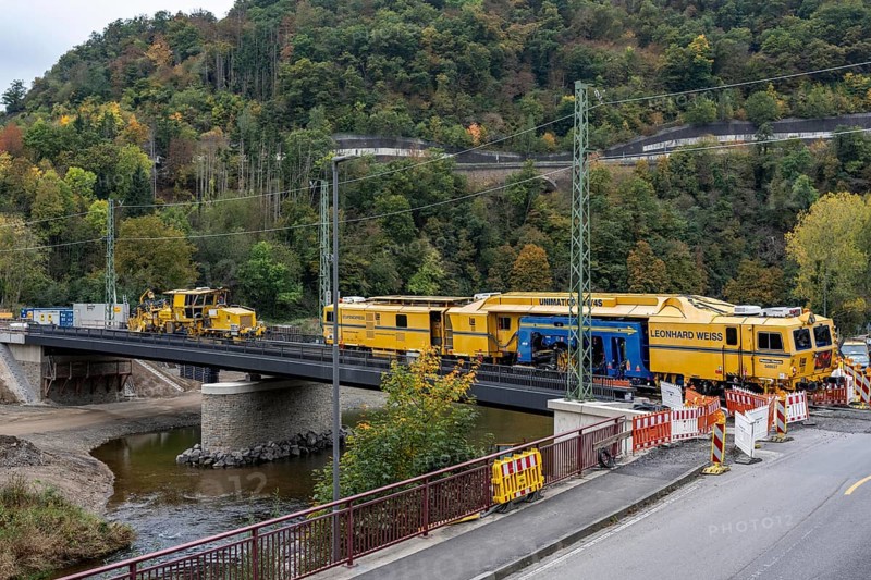 Reconstruction in the Ahr Valley, after the flood of July 2021, restoration of the railway infrastructure of the Ahr line, 29 km of tracks, 15 railway bridges, 7 were renovated, stations and stops renovated or renewed, 885 masts were built for the overhead line of the new electrification and 55 km of overhead lines were redrawn, here work on the railway bridge near Altenahr, Bauzug, Rhineland-Palatinate