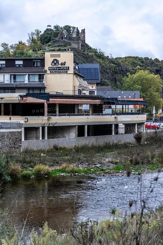 Reconstruction in the Ahr Valley, after the flood of July 2021, buildings that have not yet been renovated or demolished can be found in many towns, but most buildings have now been repaired or rebuilt, Hotel Zur Post, near Altenahr, Rhineland-Palatinate