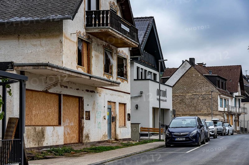 Reconstruction in the Ahr Valley, after the flood of July 2021, buildings that have not yet been renovated or demolished can be found in many towns, but most buildings have now been repaired or rebuilt, near Altenahr, Rhineland-Palatinate
