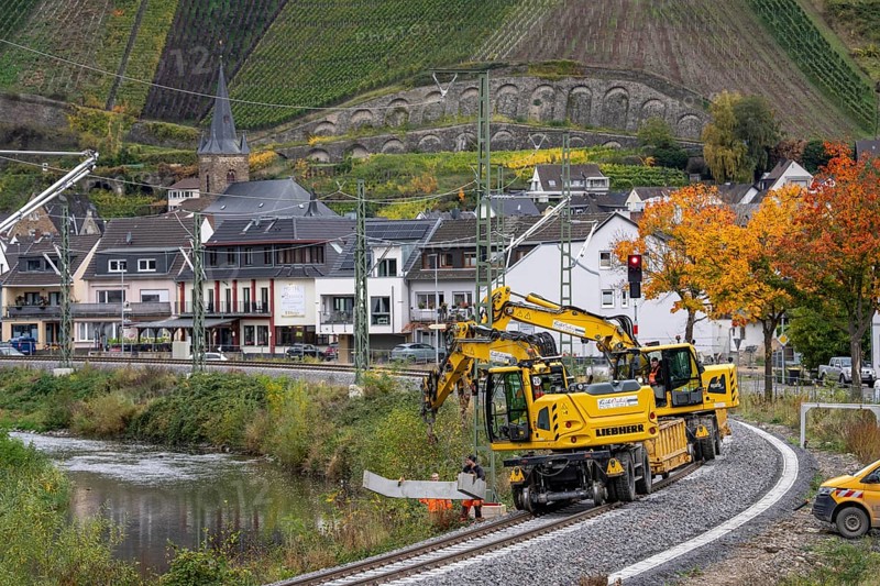 Reconstruction in the Ahr Valley, after the flood of July 2021, restoration of the railway infrastructure of the Ahr line, 29 km of tracks, 15 railway bridges, 7 were renovated, stations and stops renovated or renewed, 885 masts were built for the overhead line of the new electrification and 55 km of overhead lines were redrawn, here work on the railway bridge near Dernau, Rhineland-Palatinate