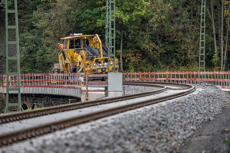 Reconstruction in the Ahr Valley, after the flood of July 2021, restoration of the railway infrastructure of the Ahr line, 29 km of tracks, 15 railway bridges, 7 were renovated, stations and stops renovated or renewed, 885 masts were built for the overhead line of the new electrification and 55 km of overhead lines were redrawn, here work on the railway bridge near Kreuzberg, Rhineland-Palatinate