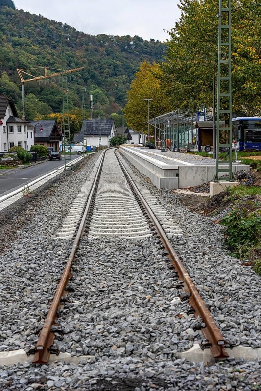 Reconstruction in the Ahr Valley, after the flood of July 2021, restoration of the railway infrastructure of the Ahr line, 29 km of tracks, 15 railway bridges, 7 were renovated, stations and stops renovated or renewed, 885 masts were built for the overhead line of the new electrification and 55 km of overhead lines were redrawn, here work on the railway bridge at the terminus near Ahrbrück, Rhineland-Palatinate