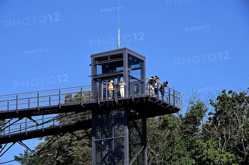 Pedestrian bridge as a tourist viewing project: The Mauerkronenbrücke crowns the Lauentor and connects Bastion Martin with the Petersberg Citadel