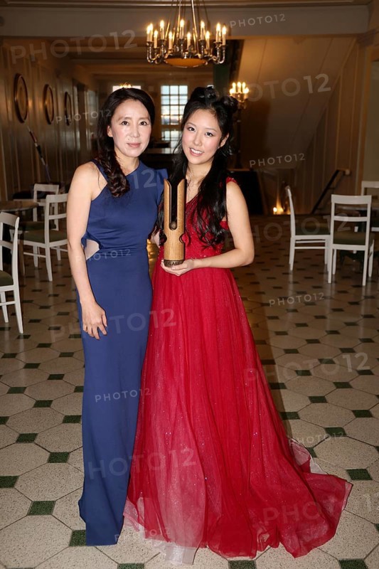 Leia Zhu with her mother, Opus Klassik 2025, awards ceremony at concert hall Berlin, 12.10.2025