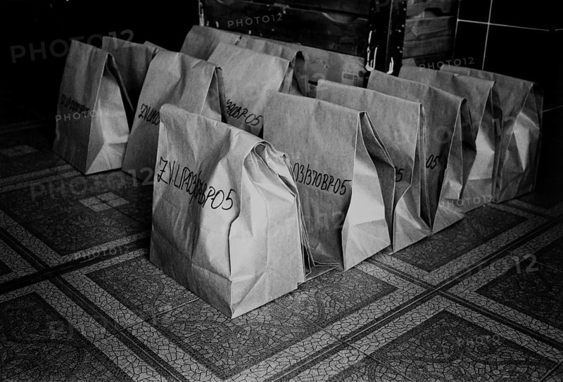 BIH, Bosnia, Tuzla, 02.10.2005, paper bags with bones from victims in ICMP