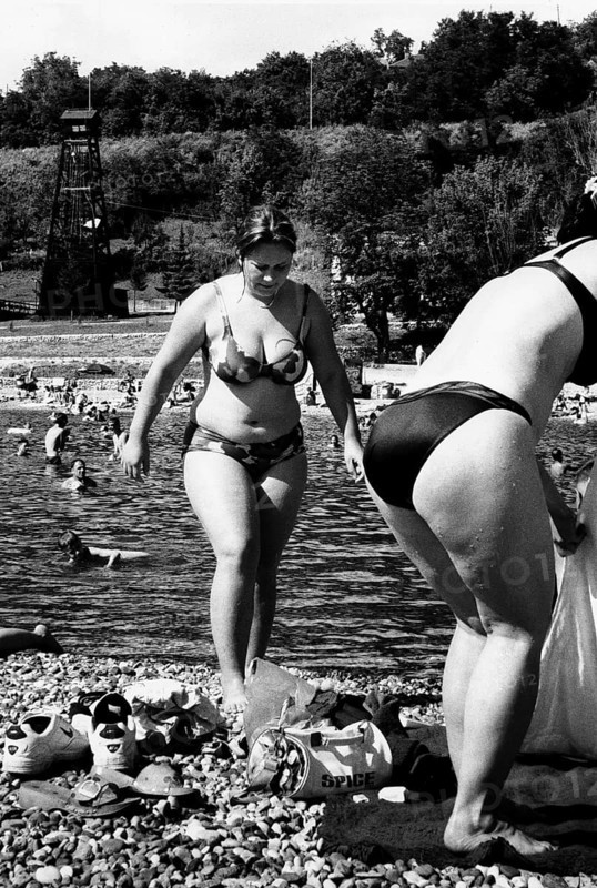 BIH, Bosnia, Tuzla, 11.07.2005, people in swimming pool