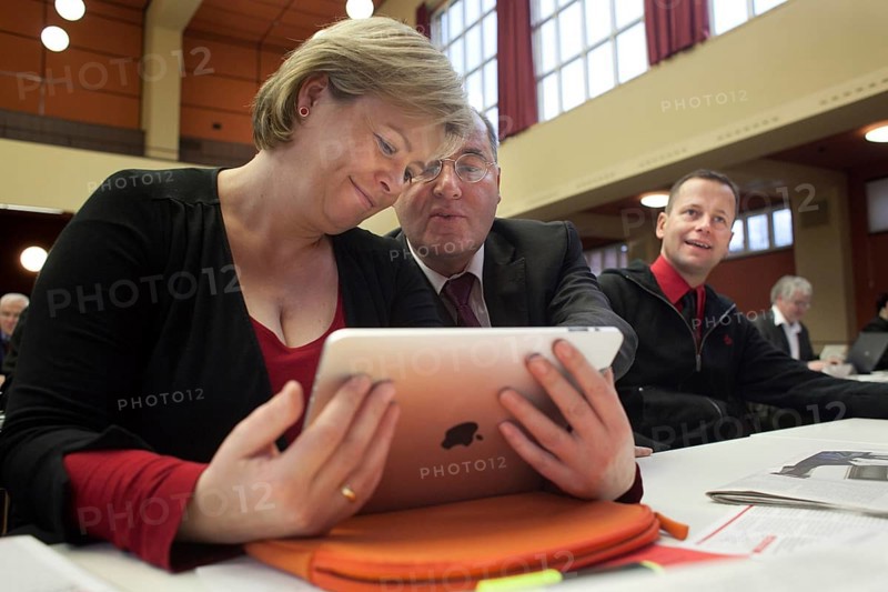 DEU Berlin Gesine Lötzsch, Greor Gysi and Klaus Lederer with Apple iPad during the Left Party Congress in Berlin-Lichtenberg. Germany Berlin, Gesine Lötzsch, Greor Gysi and Klaus Lederer with Apple iPad during the party convention of the leftwing party 'The Left' in Berlin