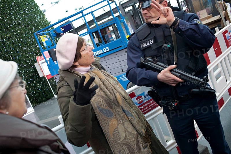 Berlin 2010-11-24 A woman talks to a police officer in Berlin Central Station. DEU Berlin 2010-11-24 Women Talk to Police at Berlin's Main Station